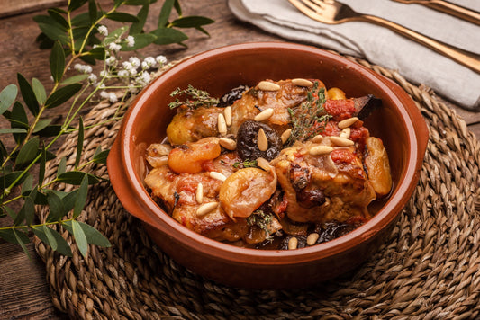 POLLO DE CORRAL ASADO A LA CATALANA CON CIRUELAS Y PIÑONES